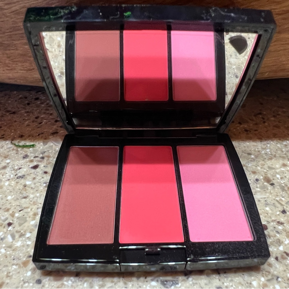 ABH ( Anastasia Beverly hills) Blush trio.